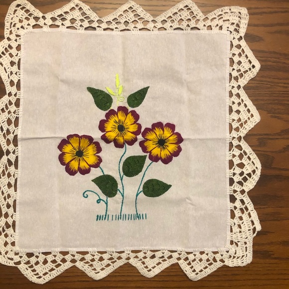 Other - Bonita servilleta bordada a mano